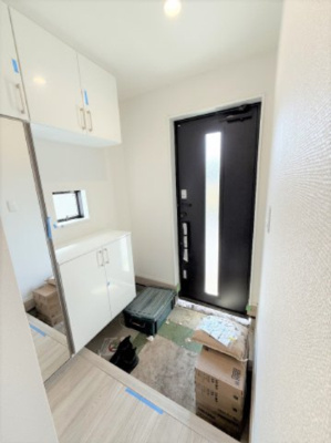 【玄関】 | 【仲介手数料２４０万円が無料！！】■南道路■太陽光発電に蓄電池■長期優良認定住宅 | 諸費用２４０万円ＯＦＦ！
春の特別キャンペーン
日本一の家計応援サービスに挑戦中！
■南道路で陽当り良好
■長期優良認定住宅
■住宅性能評価６項目で最高評価
■太陽光発電、蓄電池
■省エネ性能ラベル