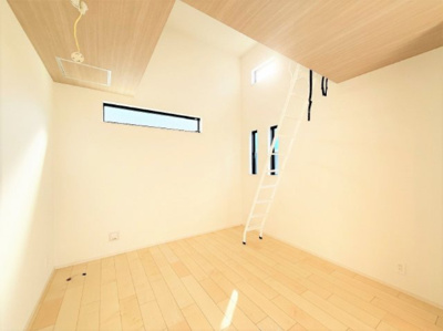 【内観：施工例】 | 【仲介手数料２４０万円が無料！！】■南道路■太陽光発電に蓄電池■長期優良認定住宅 | 【施工例】
諸費用２４０万円ＯＦＦ！
家計応援サービスの限界に挑戦中！
■南道路で陽当り良好
■長期優良認定住宅
■住宅性能評価６項目で最高評価
■太陽光発電、蓄電池
■モデルハウス見学可能