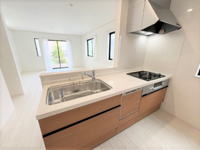 【内観：施工例】 | 【仲介手数料２４０万円が無料！！】■南道路■太陽光発電に蓄電池■長期優良認定住宅 | 【施工例】
諸費用２４０万円ＯＦＦ！
家計応援サービスの限界に挑戦中！
■南道路で陽当り良好
■長期優良認定住宅
■住宅性能評価６項目で最高評価
■太陽光発電、蓄電池
■モデルハウス見学可能