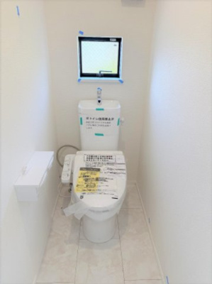 【トイレ】 | 【仲介手数料２４０万円が無料！！】■南道路■太陽光発電に蓄電池■長期優良認定住宅 | 諸費用２４０万円ＯＦＦ！
春の特別キャンペーン
日本一の家計応援サービスに挑戦中！
■南道路で陽当り良好
■長期優良認定住宅
■住宅性能評価６項目で最高評価
■太陽光発電、蓄電池
■省エネ性能ラベル