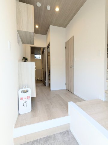 葛飾区東四つ木１丁目の戸建の玄関|～収納付き玄関写真～