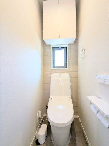 葛飾区東四つ木１丁目の戸建のトイレ|～2階 吊戸棚付トイレ写真～