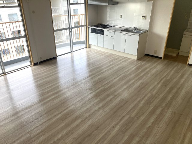 メゾン北鈴の居間・リビング|日当たり良好の綺麗にリノベーションされたリビング