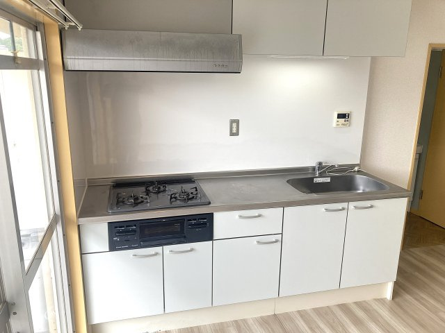 メゾン北鈴のキッチン|システムキッチン。３口ガスコンログリル付