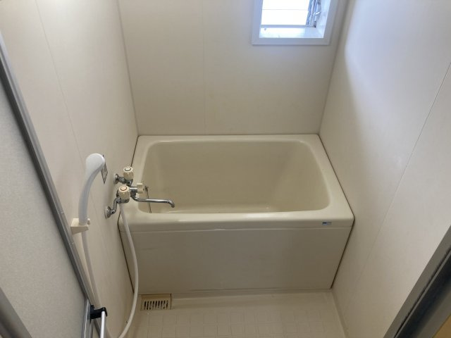 メゾン北鈴の浴室|換気に便利な窓ありバスルーム