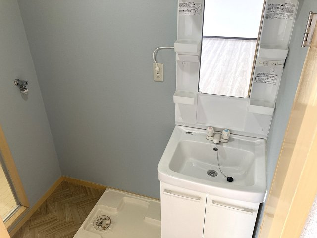 メゾン北鈴の洗面所|綺麗な独立洗面、脱衣所も完備