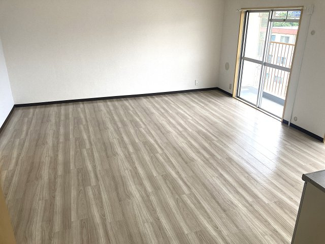 メゾン北鈴の内装|バルコニーに面したリビングは使い勝手も日当たりも良好