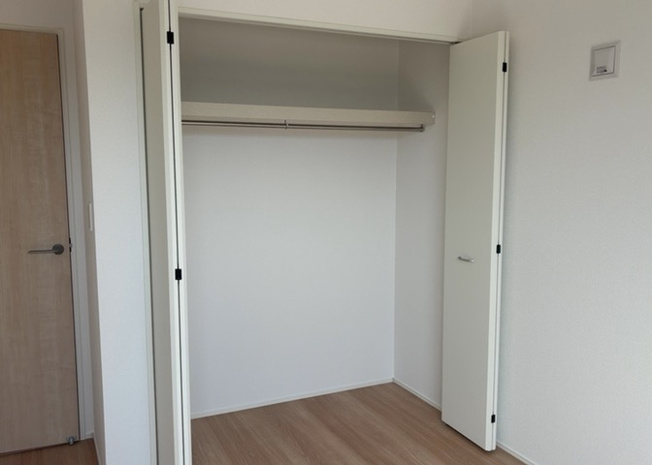 【外観】 | 木造住宅とは土台、壁、柱など建築物の強度を支える構造体の材に木が使用されている構造を指します。構造体は建物の自重を支えるだけではなく風圧や水圧、積裁荷重などあらゆる衝撃に耐えるための基礎です。