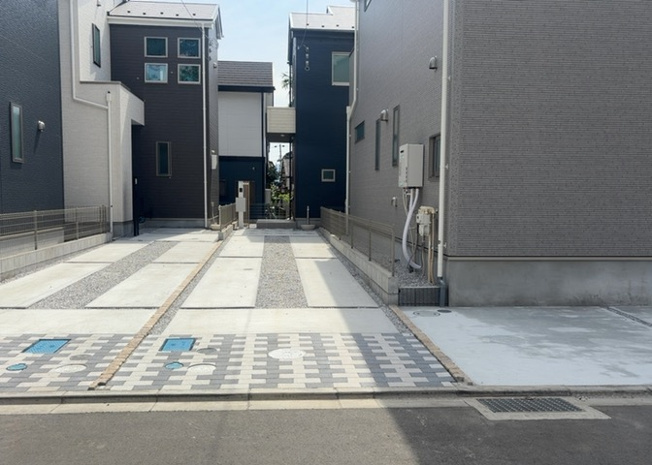 【外観】 | 現在は上棟となっています。現地をご見学に行く際は、道路の幅や周辺の交通量、施設などをご確認頂くことをおすすめします！ある程度イメージをつけたいという場合は、同売主の施工事例や完成パースもお見せします。