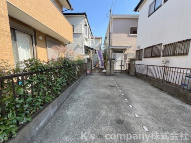 高座郡寒川町一之宮９丁目　中古戸建の前面道路含む現地写真|駐車スペース◇2026.3.1撮影リフォーム工事中◇