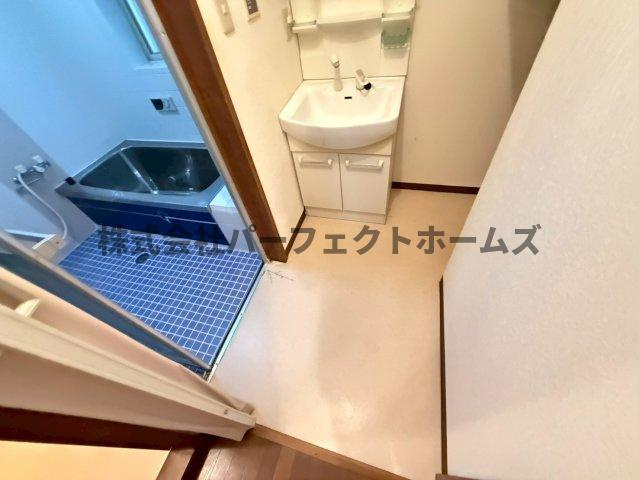 春日元町1丁目戸建　賃貸の洗面所|コンパクトで使いやすい洗面所