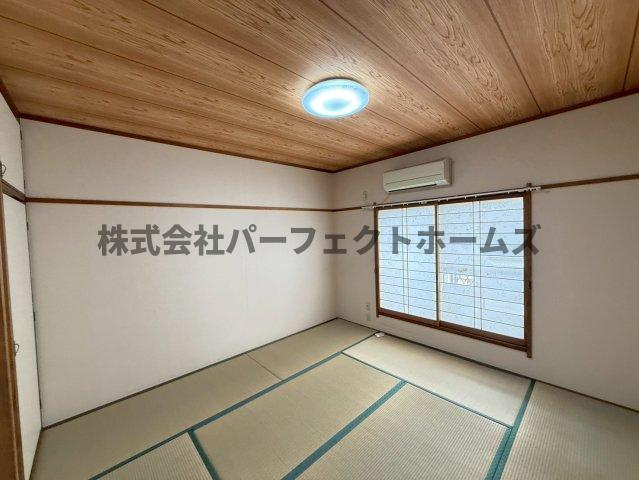 春日元町1丁目戸建　賃貸の和室|明るい和室です