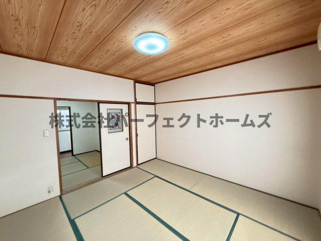 春日元町1丁目戸建　賃貸の和室|落ち着いた雰囲気の和室付きです