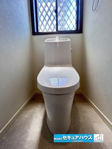 日進市岩崎町阿良池　中古戸建のトイレ|【高機能トイレ】
◆高機能トイレの多くは便器のフタの開閉が自動であり、使用後に手動で水を流す面倒もなく非常に便利です。スタイリッシュな見た目で、お掃除しやすく、節水効果が高いです。　　　　　　　　　　