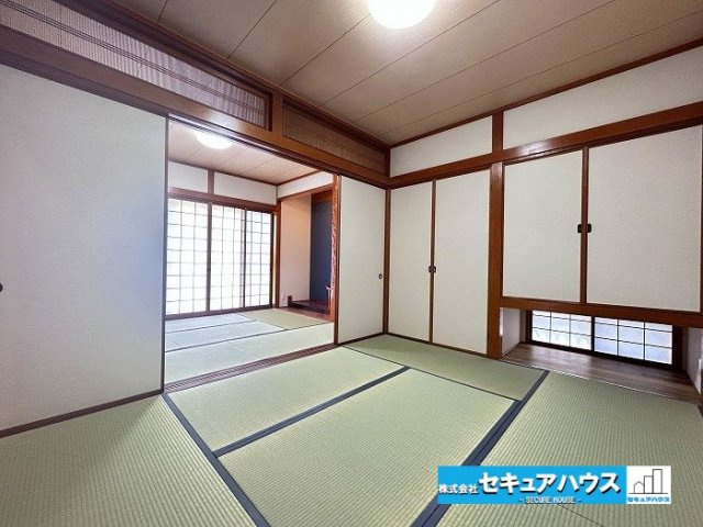 日進市岩崎町阿良池　中古戸建の和室|【北側和室6帖】
◆広々とした続き和室は南側と合わせると12帖になり、親族の集まりや客間として活躍します。
◆押入は収納豊富で来客時の布団やオフシーズンの衣類、扇風機や暖房器具もしまうことができます。