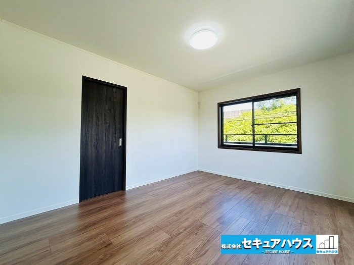 日進市岩崎町阿良池　中古戸建の洋室|【南東側8帖洋室】
◆家族一人ひとりの大切なプライベート空間。趣味に合わせて使って頂けるようシンプルに仕上げてあります。暮らし心地を大きく左右する収納を、適材適所に配置し使い勝手を考慮しました。　　　