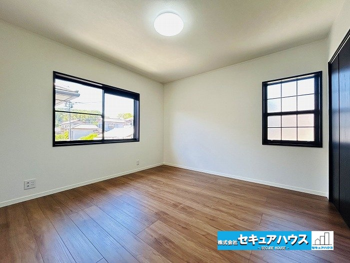 日進市岩崎町阿良池　中古戸建の洋室|【北西側8.5帖洋室】
◆お子様のお部屋や主寝室、来客時の宿泊室としてもご利用いただけます♪
◆大きなクローゼット付きのお部屋です。
◆全室2面採光のため陽当たり、通風共に良好です。　　　　　　　　　
