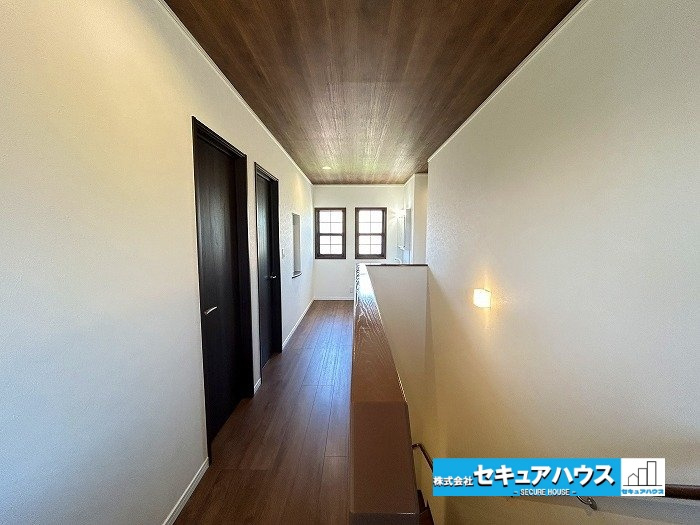 日進市岩崎町阿良池　中古戸建の内装|【廊下】
◆建具も新品に交換し、明るい廊下へ生まれ変わりました。
◆2つの窓から採光を取り込み明るい廊下となっており、独立洗面台もございます。　　　　　　　　　　　　　　　　　　　　　　　　　　　　　