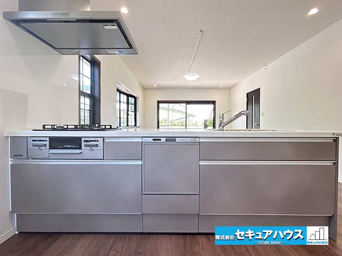 日進市岩崎町阿良池　中古戸建のキッチン|【キッチン】
◆同時にたくさんの料理が調理できる3口コンロ。「焼く・蒸す・煮る」の工程を同時進行で進めることができるので、料理を素早く作ることができます。育児でバタバタ忙しいママに嬉しい♪　　　　　　