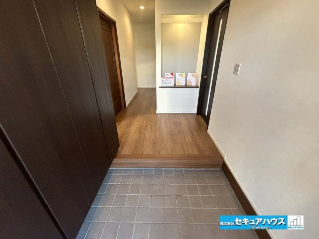 日進市岩崎町阿良池　中古戸建の玄関|【玄関】
◆お家に出会う人々を迎える玄関だからこそ、広々清潔感あふれる空間にしたいものです。採光・通風にも配慮された設計で毎日明るい空間をキープします♪
◆ダブルロックキーで防犯面も安心です。　　　　