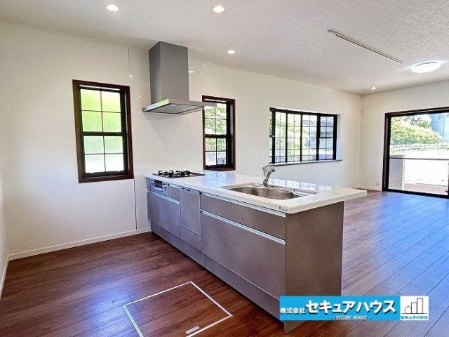 日進市岩崎町阿良池　中古戸建のキッチン|【キッチン】
◆対面式キッチンのため、リビングの様子を見ながら料理することが可能です♪
◆床下収納付きでお米や飲み物、調味料のストックを入れることができます。
◆食洗機付きのシステムキッチンです。　　