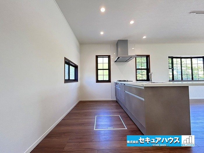 日進市岩崎町阿良池　中古戸建のキッチン|【キッチン】
◆広々としたキッチンスペースで家族で並んで料理することができます。
◆カップボードを設置しても充分な広さを確保することができます。
◆キッチン周りの窓は熱気や匂いを逃がす役割があります。