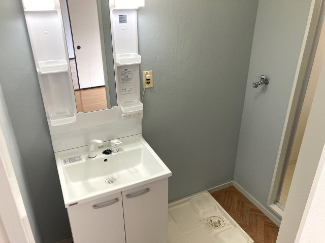 メゾン北鈴の洗面所|綺麗な独立洗面、脱衣所も完備