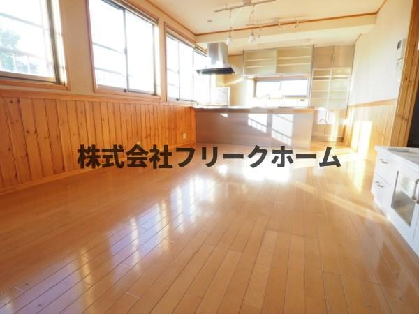 三鷹市新川３丁目の賃貸マンションの居間・リビング