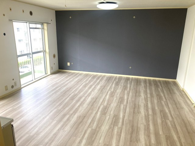 すずらん台コートの居間・リビング|リビング15帖の広々空間、お洒落なデザインクロスを採用