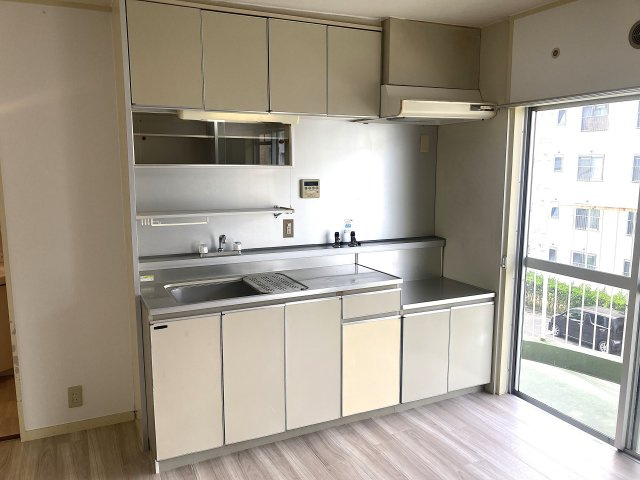 すずらん台コートのキッチン|コンロ設置可能な広めのガスキッチン