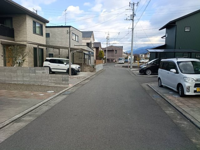 西条市古川甲303-10　中古戸建の前面道路含む現地写真
