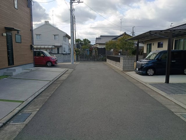 西条市古川甲303-10　中古戸建の前面道路含む現地写真