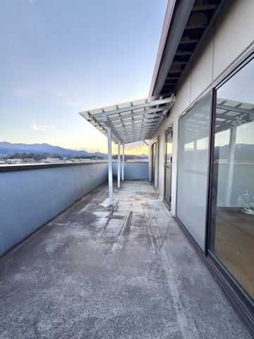 【中古戸建】富岡市黒川1期のバルコニー|■バルコニー｜普通のバルコニーより広い仕様のバルコニー。洗濯物やお布団だけでなく雨の日にたまった洗濯物はもちろん、プランターを置くことで家庭菜園も可能です♪