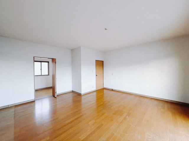 【中古戸建】富岡市黒川1期の洋室|■洋室｜お子様の一人部屋にピッタリな洋室。木のぬくもりを感じるフローリングは、天然木の味わいが時とともに深みを増していきます。また、傷にも強く、フリーワックスでお手入れもラクラクです♪