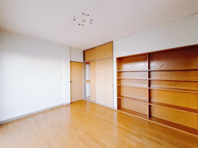 【中古戸建】富岡市黒川1期の洋室|■洋室｜ナチュラルカラーの床です。模様替えなどとても楽しく工夫できます♪陽当たり、風通しもとても良いので毎日快適な生活スタートです！子供部屋にも良いですね♪