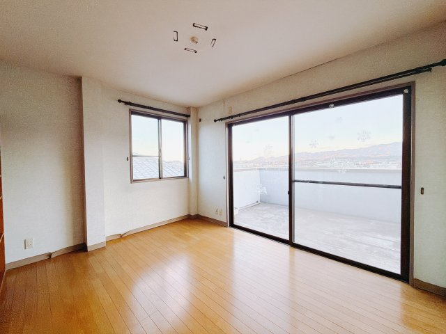 【中古戸建】富岡市黒川1期の洋室|■洋室｜階洋室には大きな窓をご用意しています。日中はあたたかな日差し差し込み自分時間も充実できますね＾＾