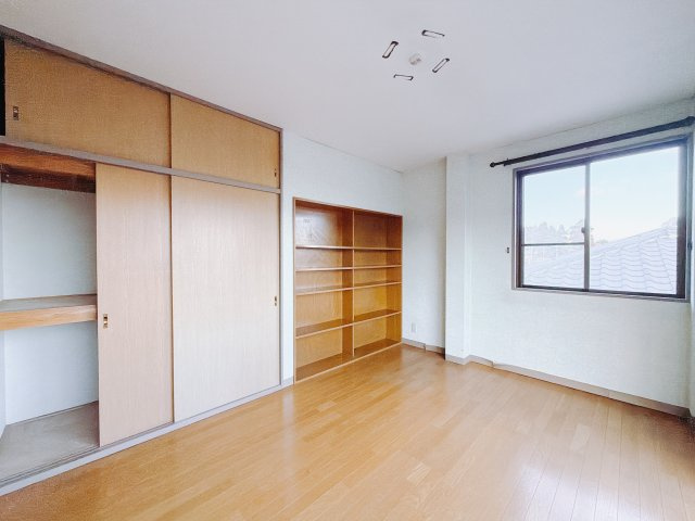【中古戸建】富岡市黒川1期の洋室|■洋室｜2階各居室には収納をご用意しています♪常にお部屋を綺麗に保てます！小さなお子様も自然とお片付けができるようになるのでうれしいですよね！