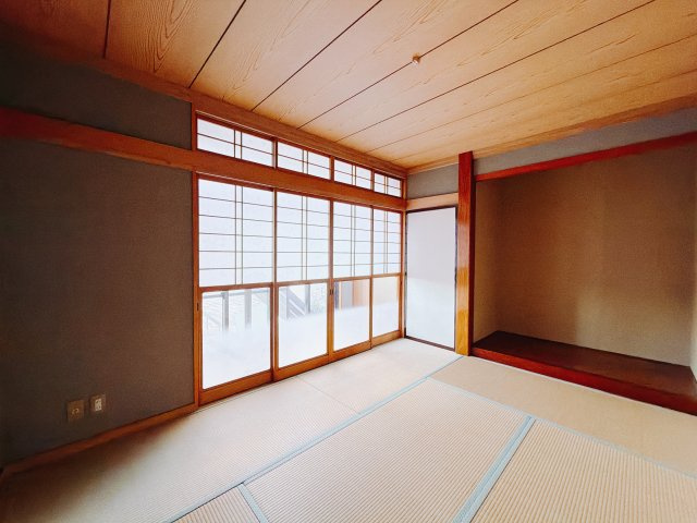 【中古戸建】富岡市黒川1期の和室|■和室｜意外と場所をとるアイロンがけや、お洗濯物を畳むときにも広々と使うことができ、ちょっと一休みしたいとき、すぐに横になれるのも魅力です♪