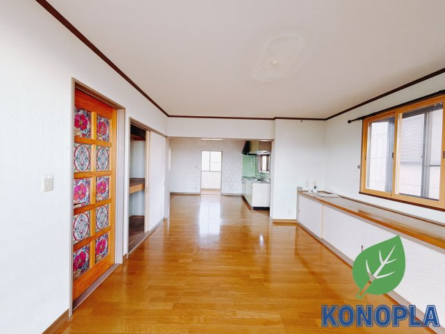 【中古戸建】富岡市黒川1期の居間・リビング|■リビング｜落ち着きのある表情を見せるリビングダイニング。太陽の光がたっぷり差し込むリビングは、自然とご家族が集まる居心地の良い空間です。