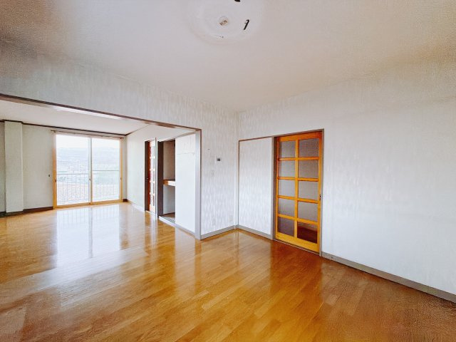 【中古戸建】富岡市黒川1期の居間・リビング|■リビング｜落ち着きのある表情を見せるリビングダイニング。太陽の光がたっぷり差し込むリビングは、自然とご家族が集まる居心地の良い空間です。