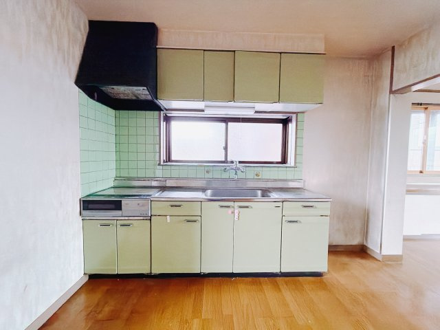 【中古戸建】富岡市黒川1期のキッチン|■キッチン｜ワークトップ下には、圧力鍋やパスタ鍋などのかさばる調理器具もラクラク収納可能なスライド収納！ものが溢れがちなキッチン回りもスッキリきれいに管理ができます♪