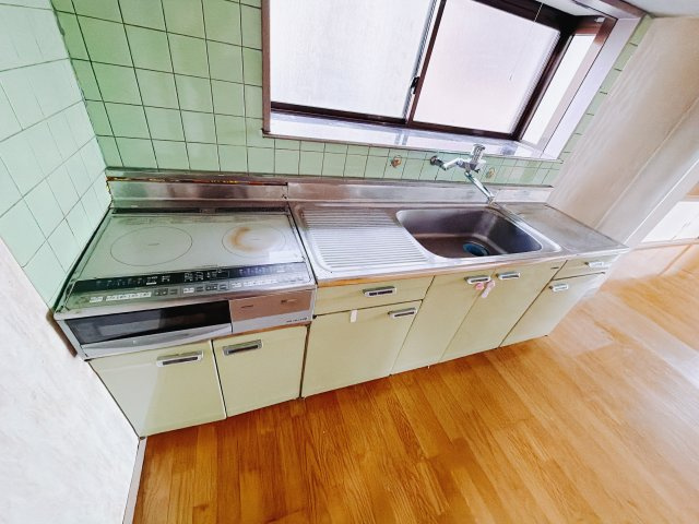 【中古戸建】富岡市黒川1期のキッチン|■キッチン｜大きなお鍋や調理用具のも出し入れラクラクな収納がたっぷり！毎日使う場所だからこそ、無理のない姿勢で作業できるのは嬉しいポイントですね(*＾＾*)♪