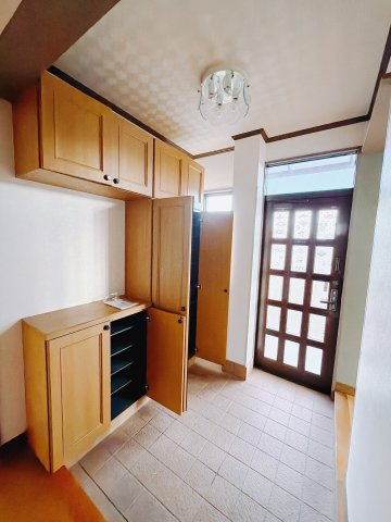 【中古戸建】富岡市黒川1期の玄関|■玄関｜毎日の「いってらっしゃい」や「お帰りなさい」を大切なご家族と過ごす玄関は〈使いやすさ〉を追求しております。玄関横の物入は急な来客時でもさっとお片付けできるスペースを確保しています。