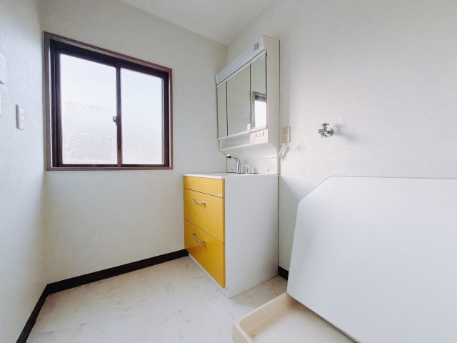 【中古戸建】富岡市黒川1期の独立洗面台|■洗面室｜洗濯機を置いてもゆとりある広さの洗面脱衣室です♪三面鏡の洗面化粧台なので身支度もしやすくおしゃれが好きな方にも嬉しい設計です♪窓があるので換気の際も楽ちんです♪
