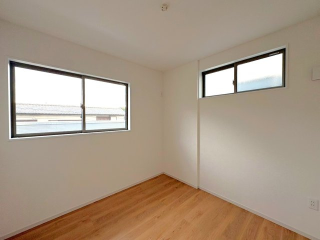◆リビング広々１８帖の４ＬＤＫ◆南向きにつき陽当たり良好◆並列駐車２台可能◆伏見区醍醐古道町１期の洋室|洋室