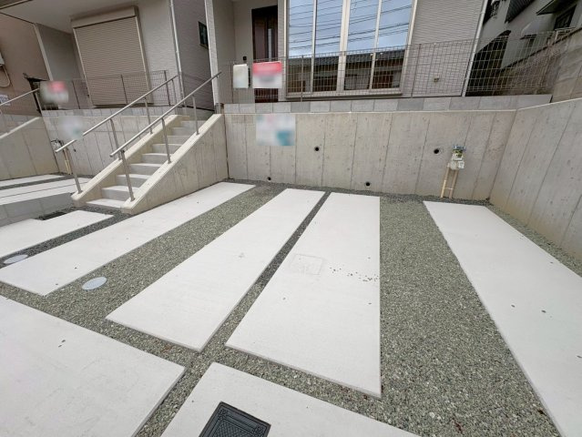 ◆リビング広々１８帖の４ＬＤＫ◆南向きにつき陽当たり良好◆並列駐車２台可能◆伏見区醍醐古道町１期の駐車場|駐車スペース