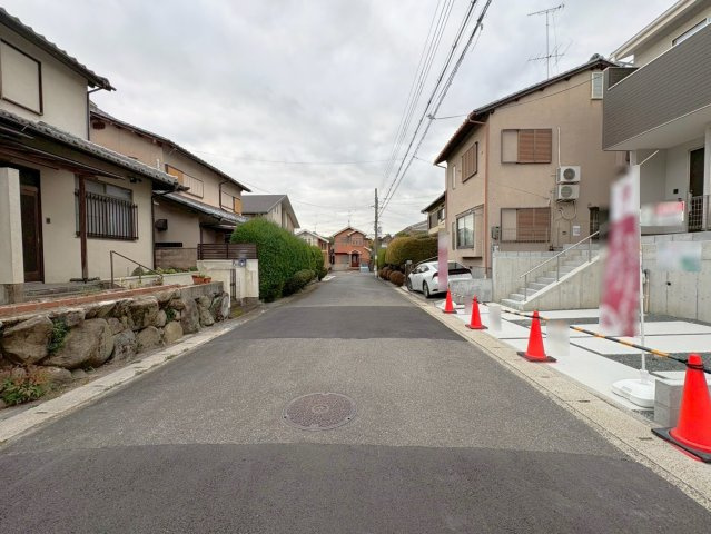 ◆リビング広々１８帖の４ＬＤＫ◆南向きにつき陽当たり良好◆並列駐車２台可能◆伏見区醍醐古道町１期の前面道路含む現地写真|前道