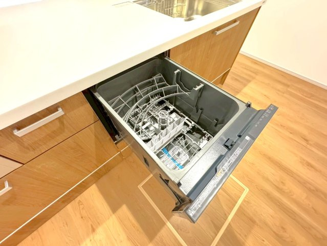 ◆リビング広々１８帖の４ＬＤＫ◆南向きにつき陽当たり良好◆並列駐車２台可能◆伏見区醍醐古道町１期のキッチン|食器洗浄乾燥機