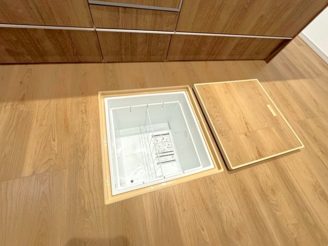 ◆リビング広々１８帖の４ＬＤＫ◆南向きにつき陽当たり良好◆並列駐車２台可能◆伏見区醍醐古道町１期のキッチン|床下収納