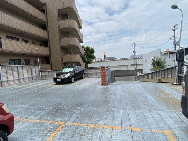 ベルローゼ浜寺 の駐車場